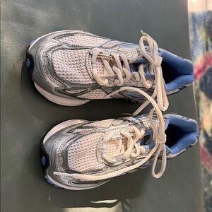 New Balance Women's Sneakers in White and Blue